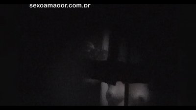 Blondie és gravada en secret per un voyeur del barri amagat darrere de maons buits